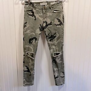 Bullhead mid rise camo skinny jean